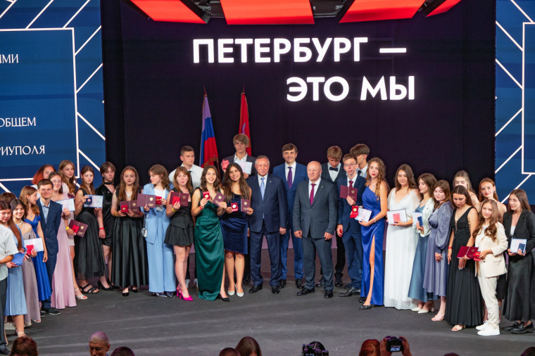 Сергей Кравцов вручил серебряные медали выпускникам из Мариуполя.